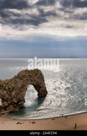 Viste di formazioni rocciose e spiaggia di durdle dor Foto Stock