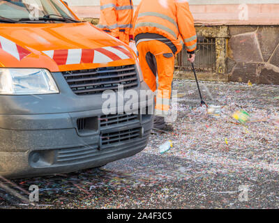 Pulizia della strada dopo la sfilata di carnevale Foto Stock