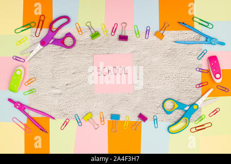 Colorato e creativo frame da forniture scolastiche e nota la motivazione all'interno Foto Stock