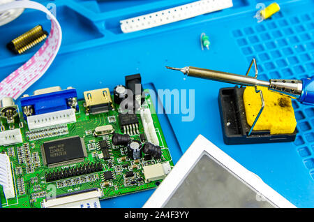 L'elettricista sul posto di lavoro. Elettronica. Regimi di ferro di saldatura Foto Stock