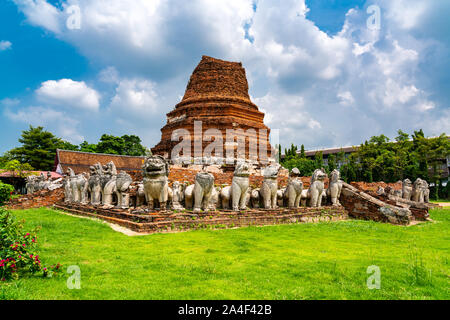 La rovina a forma di campana chedi circondato dai Lions al Wat Thammikarat tempio buddista in Phra Nakhon Si Ayutthaya provincia della Thailandia Foto Stock