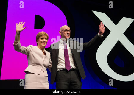 Aberdeen, Regno Unito. Xiv oct, 2019. Aberdeen, 14 ottobre 2019. Nella foto: (sinistra) Nicola Storione MSP - Primo ministro di Scozia e il Leader del Partito nazionale scozzese (SNP), e, (a destra) John Swinney MSP - Depute Primo Ministro di Scozia e membro del Partito nazionale scozzese (SNP). Discorso dal Depute Primo Ministro al Partito nazionale scozzese (SNP) conferenza presso il complesso evento Aberdeen(TECA). Credito: Colin Fisher/Alamy Live News Foto Stock