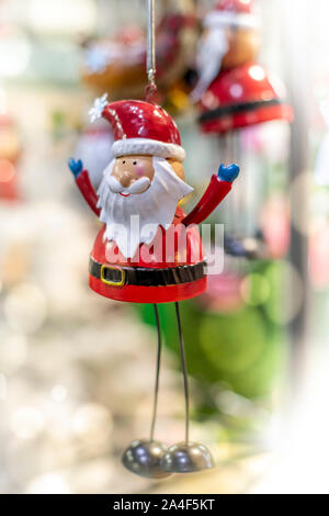 Un padre Decorazione per albero di Natale pende da un albero di Natale in un grande magazzino. Foto Stock