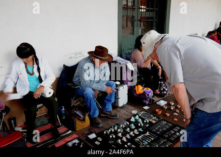 I turisti cerca di occasioni tra i venditori presso i nativi americani Programma di fornitori al di fuori del palazzo dei governatori in Santa Fe New Mexico. Foto Stock