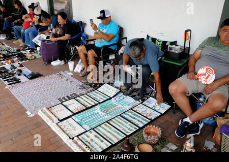 I turisti cerca di occasioni tra i venditori presso i nativi americani Programma di fornitori al di fuori del palazzo dei governatori in Santa Fe New Mexico. Foto Stock