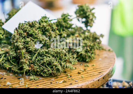 La cannabis sativa essiccato marijuana closeup sul tavolo Foto Stock