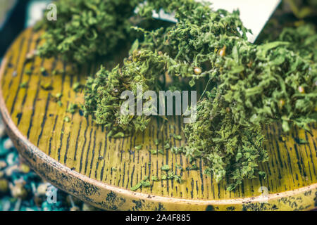 Secchi di cannabis sativa closeup su un tavolo Foto Stock