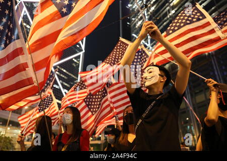 Hong Kong. Xiv oct, 2019. Più di 130.000 manifestanti radunati per una manifestazione pacifica nel Distretto Centrale di Hong Kong. Chiamando al nostro passaggio di Hong Kong i diritti umani e la democrazia atto di 2019 che potrebbe sanzionare i funzionari che minano i diritti dei cittadini di Hong Kong. Credito: David Coulson/Alamy Live News Foto Stock