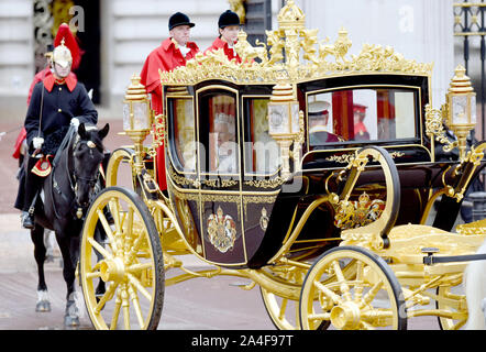 Foto deve essere accreditato ©Alpha premere 079965 14/10/2019 la regina Elisabetta II, Camilla Duchessa di Cornovaglia e il Principe Carlo Principe di Galles durante lo stato apertura del Parlamento a Buckingham Palace a Londra. Foto Stock