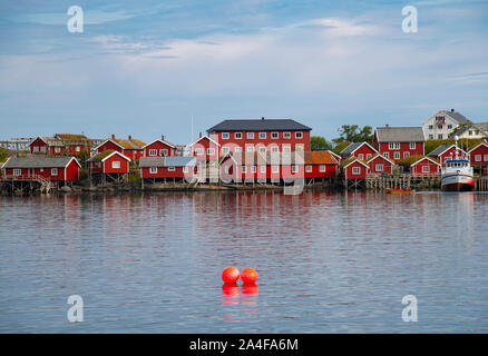 Rorbu, pescatori tradizionali di cabine in Reine sul fiordo di Reine, Moskenesoya, Isole Lofoten in Norvegia Foto Stock