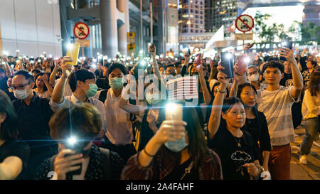 Hong Kong. Il 14 ottobre 2019. Decine di migliaia di pro-democrazia manifestanti hanno partecipato ad una manifestazione pacifica in carta giardino nel centro di lunedì sera, chiedendo al nostro passaggio di Hong Kong i diritti umani e la democrazia atto di 2019 che potrebbe sanzionare i funzionari che minano i diritti dei cittadini nella RAS di Hong Kong ( regione amministrativa speciale). Molte stelle e strisce di bandiere e di pro-USA slogan sono stati visualizzati dai dimostranti. Iain Masterton/Alamy Live News. Foto Stock