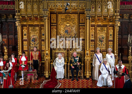 La regina Elisabetta II e il Principe di Galles durante lo stato apertura del Parlamento alla House of Lords presso il Palazzo di Westminster a Londra. Foto di PA. Picture Data: lunedì 14 ottobre, 2019. Vedere PA storia politica discorso. Foto di credito dovrebbe leggere: Victoria Jones/filo PA Foto Stock