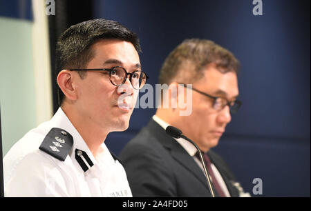 Hong Kong. Xiv oct, 2019. Kong Wing-cheung (L), senior sovrintendente della Polizia Relazioni Pubbliche Branch, partecipa a una conferenza stampa nel sud della Cina di Hong Kong, il 14 ottobre 2019. Con un terrorismo-esplosione di stile e una barra di attacco del collo, mascherato rivoltosi sono diventati più aggressivi nell'attaccare gli ufficiali di polizia in escalation di incidenti violenti in Hong Kong. Un improvvisato dispositivo esplosivo (IED), conosciuta come la bomba artigianale, è stato utilizzato per la prima volta ad Hong Kong contro poliziotti di domenica, secondo la conferenza stampa. Credito: Xinhua/Alamy Live News Foto Stock