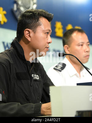 Hong Kong. Xiv oct, 2019. Mento Suryanto Chiu (L), un soprintendente di l'eliminazione degli ordigni esplosivi bureau, mutandine media su bomba artigianale utilizzato dai rivoltosi durante una conferenza stampa nel sud della Cina di Hong Kong, il 14 ottobre 2019. Con un terrorismo-esplosione di stile e una barra di attacco del collo, mascherato rivoltosi sono diventati più aggressivi nell'attaccare gli ufficiali di polizia in escalation di incidenti violenti in Hong Kong. Credito: Xinhua/Alamy Live News Foto Stock
