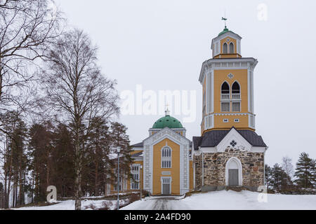 Kerimaki, Finlandia - 03 Marzo 2015: Vista della Chiesa Kerimaki, la più grande chiesa in legno del mondo. Paesaggio invernale. Foto Stock