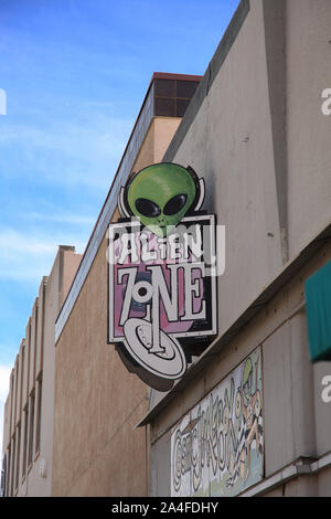 Roswell, New Mexico, STATI UNITI D'AMERICA, zona aliena segno appeso alla parete lungo la strada principale di Roswell Foto Stock