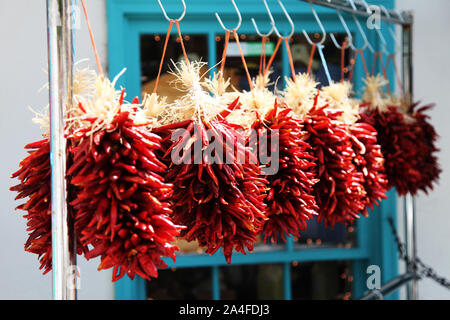 Diversi mazzi di peperoncini appesi ad asciugare al calore del sole di Albuquerque, Stati Uniti d'America Foto Stock