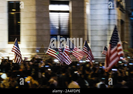 Hong Kong. Xiv oct, 2019. Manifestanti marzo con la bandiera degli Stati Uniti partecipare a Hong Kong i diritti umani e la democrazia atto al Rally di carta giardino nel quartiere centrale di Hong Kong. Questo rally è stato proposto a noi legislatori che essi dovrebbero passare la legge che permetterebbe di Hong Kong la democrazia. ItÃS finalizzata a mettere pressione su Pechino a mantenere la sua promessa di preservare Hong KongÃs autonomia. Credito: Keith Tsuji/ZUMA filo/Alamy Live News Foto Stock