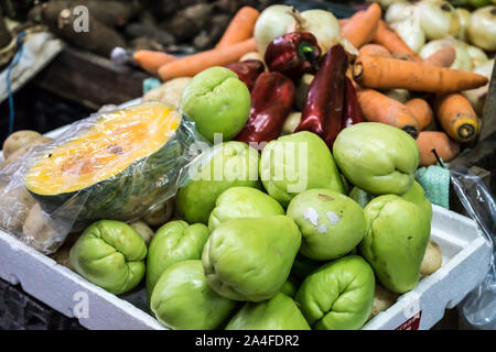 Chayote squash, noto anche come chocho, mirliton squash o pera vegetale Foto Stock