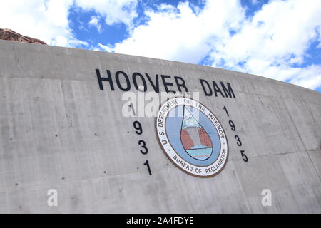 La diga di Hoover, il Fiume Colorado, Stati Uniti d'America - segno sulla Diga di Hoover 1931-1935 scritta sulla diga in calcestruzzo Foto Stock