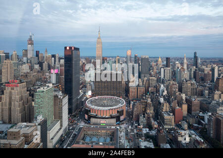 NEW YORK CITY, NY - Ottobre 5, 2019: vista aerea del Madison Square Garden a Manhattan, New York City, NY, STATI UNITI D'AMERICA, guardando ad ovest. Foto Stock