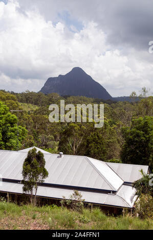 Montare Tibrogargan a 364 metri di altezza è parte della casa di vetro montagne sulla Costa del Sole nel Queensland, in Australia. Queste montagne sono stati denominati Foto Stock