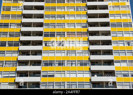 Grande casa di Arthur, sezione di giallo e bianco torre rivestite di blocco, Golden Lane station wagon, City of London Foto Stock