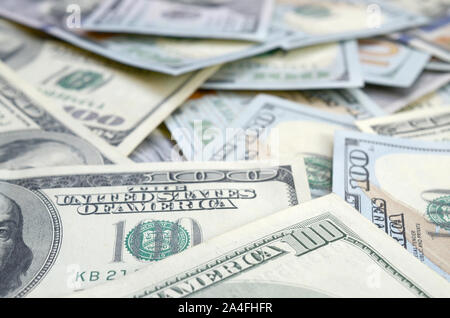 Vista dall'alto di un centinaio di dollari di banconote realizzato sullo sfondo. Valuta USD concetto e ricca vita. Texture di american le fatture del dollaro. Foto Stock