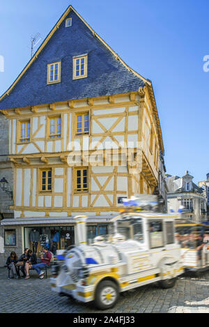 Treno turistico la guida nella parte anteriore del telaio di legno / graticcio casa durante il tour nella città di Vannes, Morbihan, in Bretagna, Francia Foto Stock