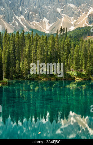 Il paesaggio del lago di Carezza, un piccolo lago alpino nelle Dolomiti in Alto Adige, Italia Foto Stock