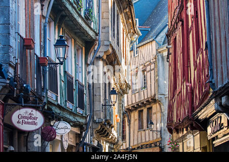 Xvi secolo la struttura di legno casa fronti in stretta strada del centro storico della città di Vannes, Morbihan, in Bretagna, Francia Foto Stock