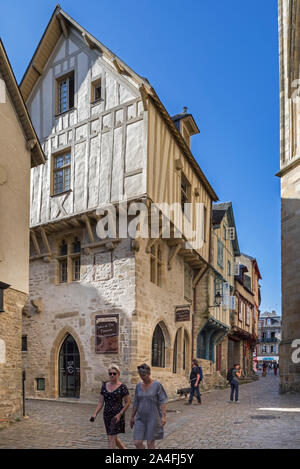 I turisti a piedi in strada con il XVI secolo la struttura di legno / mezza case con travi di legno nel centro storico della città di Vannes, Morbihan, in Bretagna, Francia Foto Stock