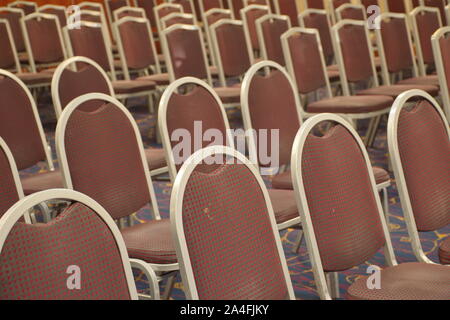 Gruppo di sedie marroni in righe Foto Stock