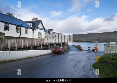 Kylesku Hotel lungo la strada da uno scalo dell'ex traghetto sopra Loch Glendhu in Sutherland nel Nord Ovest Highlands Scotand Foto Stock