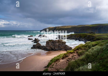 Mare mosso entranti su rocce e spiaggia di Sango Bay Durness Sutherland sulla costa settentrionale della Scozia Foto Stock