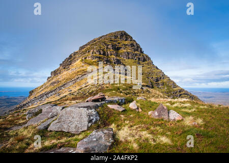 Percorso da Bealach Mòr a Caisteal Liath il vertice di Suilven una montagna in Inverpoly Riserva Naturale Nazionale Assynt Sutherland Foto Stock