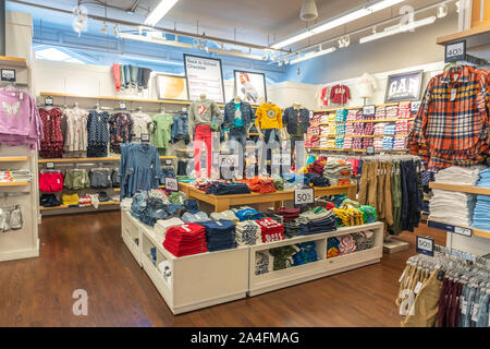 Key West, Florida, Stati Uniti d'America - 13 Settembre 2019: abbigliamento sul display in corrispondenza dello spazio store di Key West Foto Stock