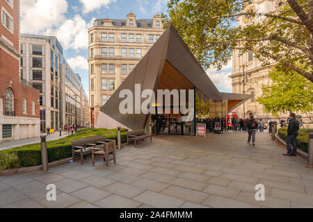 Città di Londra Centro Informazioni carter lane giardini in giornata di sole Foto Stock