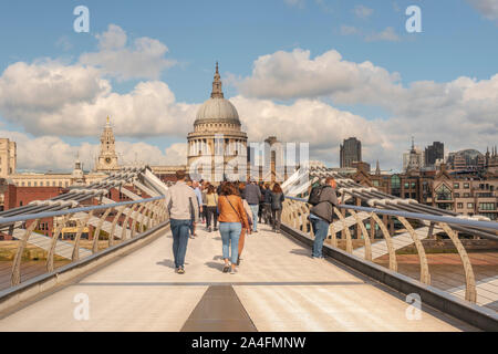 San Paolo si vede dal Millenium Bridge con la folla Foto Stock