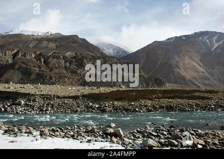 Vista Montagne Paesaggio gamma con nubra e fiume shyok tra Diskit Turtok highway road andare al Pangong Tso pascoli alto lago durante la stagione invernale Foto Stock