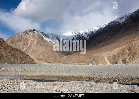 Vista Montagne Paesaggio gamma con nubra e fiume shyok tra Diskit Turtok highway road andare al Pangong Tso pascoli alto lago durante la stagione invernale Foto Stock