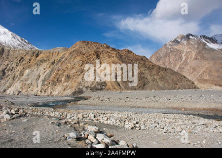 Vista Montagne Paesaggio gamma con nubra e fiume shyok tra Diskit Turtok highway road andare al Pangong Tso pascoli alto lago durante la stagione invernale Foto Stock