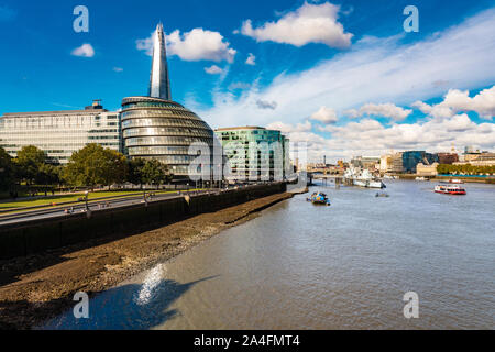 Il municipio, con il frammento e la HMS Belfast nella giornata di sole Foto Stock