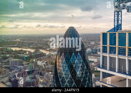 Il Gherkin tower visto dal di sopra con il fiume Tamigi sullo sfondo Foto Stock