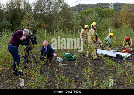 La televisione nuovo equipaggio sul reporting Shropshire il fuoco e il servizio di soccorso che partecipano nella simulazione di disastro aereo esercizio 2019 Foto Stock