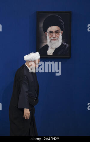 Tehran, Iran. Xiv oct, 2019. Il presidente iraniano HASSAN ROUHANI lascia una conferenza stampa a Teheran, Iran. Credito: Rouzbeh Fouladi/ZUMA filo/Alamy Live News Foto Stock