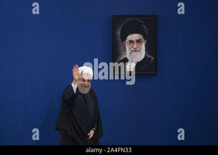 Tehran, Iran. Xiv oct, 2019. Il presidente iraniano HASSAN ROUHANI lascia una conferenza stampa a Teheran, Iran. Credito: Rouzbeh Fouladi/ZUMA filo/Alamy Live News Foto Stock