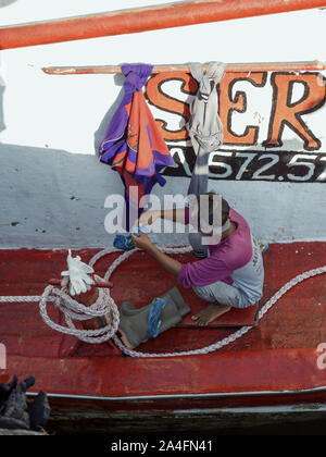Pescatore in barca Foto Stock