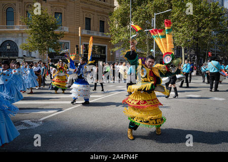 Barcellona, Spagna. 12 Ocober 2019: Moreno boliviano ballerini durante il Dia de la Hispanidad in Barcellona. Foto Stock