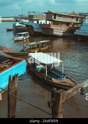 Pescatore in barca Foto Stock